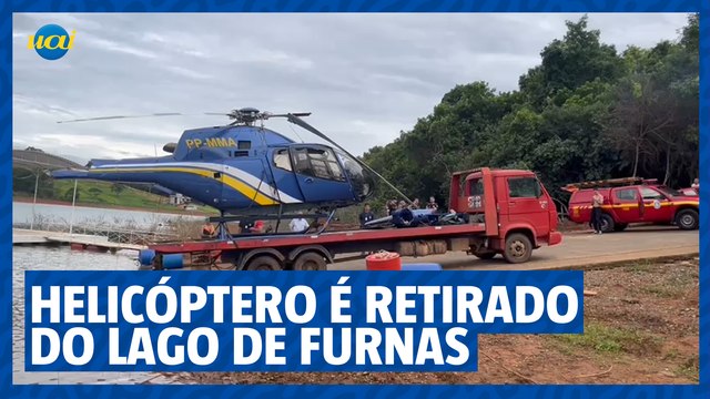 Helicóptero que caiu no lago de Furnas, em Capitólio, é retirado pelos bombeiros
