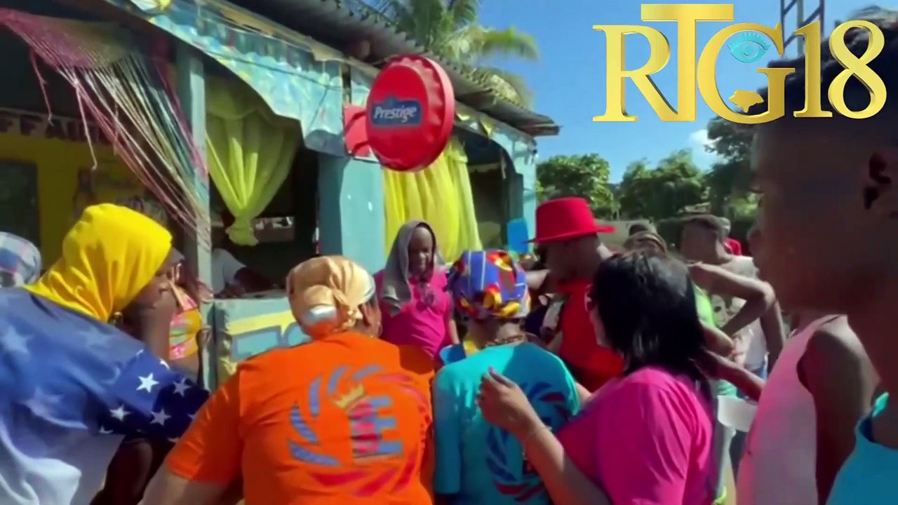 Rivyè Masak.- Dirijan Haïti au Futur distribiye soup pou plizyè moun nan kanal irigasyon la.