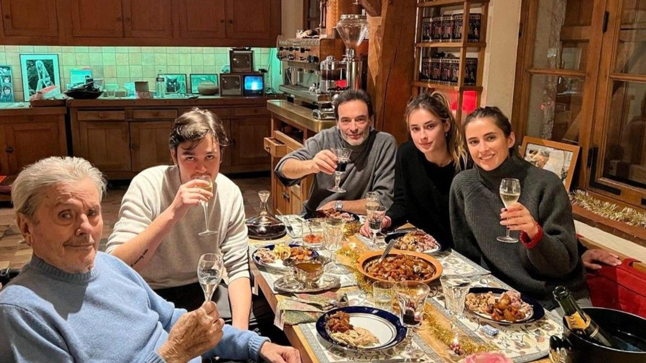 Les tensions explosent chez les enfants d'Alain Delon : les clichés du réveillon de Noël témoignent de la situation explosive