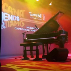 Piero Pel? al Tuscany Hall per gli alluvionati canta "Gigante" (Video Olga Mugnaini)