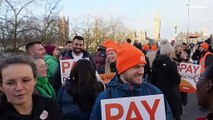 شاهد: احتجاجاً على الأجور.. آلاف الأطباء في بريطانيا يبدأون أطول إضراب لهم على الإطلاق