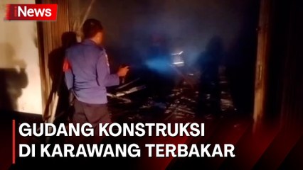 Detik-Detik Kebakaran Melanda Gudang Konstruksi di Karawang