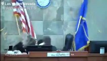 Découvrez les images impressionnantes d'une juge de Las Vegas violemment agressée en pleine audience par un prévenu excédé d'apprendre son incarcération - Il a soudainement sauté par-dessus l'estrade pour s'en prendre à elle!