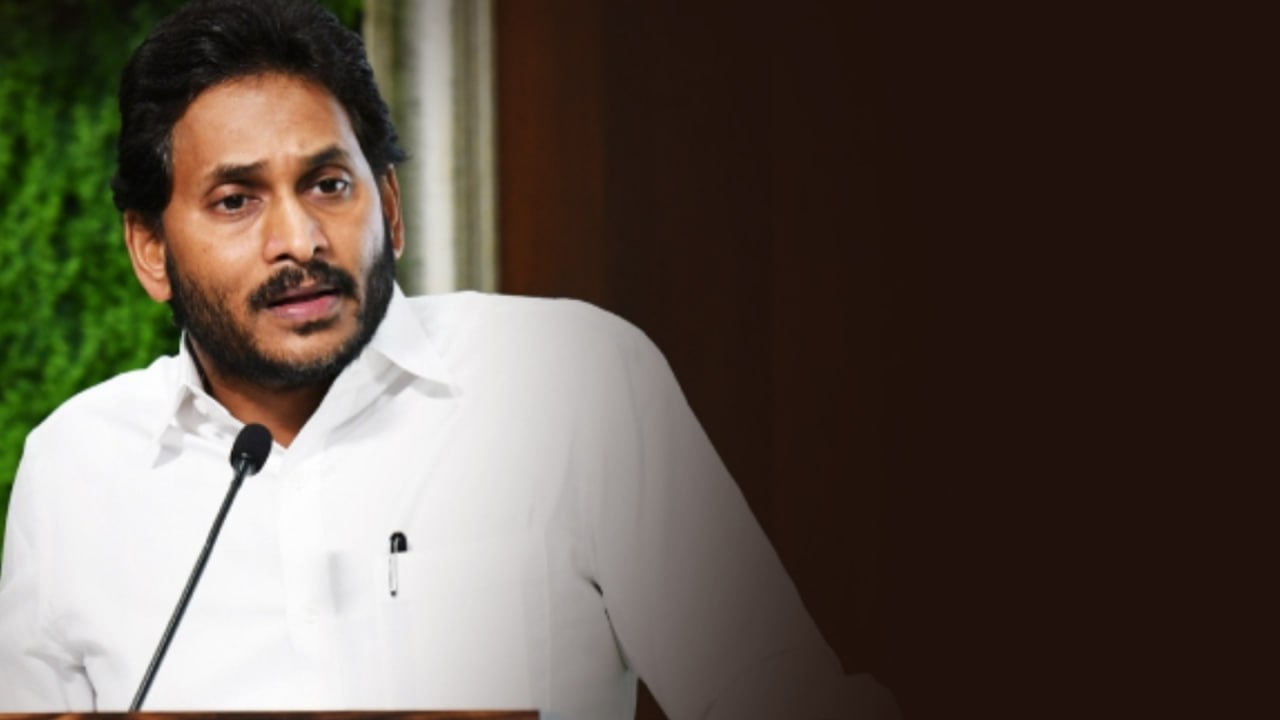 CM Jagan కు తలనొప్పిగా AP లో ఆందోళనలు.. DSC కోసం రోడ్డెక్కిన నిరుద్యోగులు.. | Telugu OneIndia