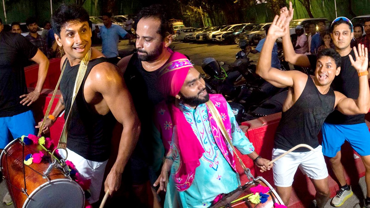 Nupur Shikhare ने शादी से पहले पोस्ट जिम लुक में परिवार के साथ जमकर किया डांस