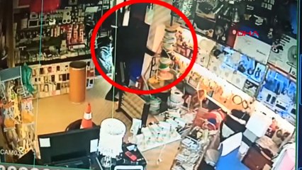 Bahçelievler'de yüz yüze geldiği hırsızları paspas sopası ile kovaladı