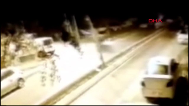 Motosiklet refüje çarpıp takla attı