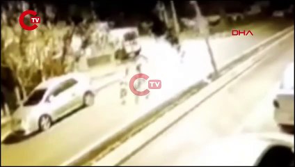 BEYLİKDÜZÜ'NDE REFÜJE ÇARPIP TAKLA ATTI O ANLAR KAMERADA