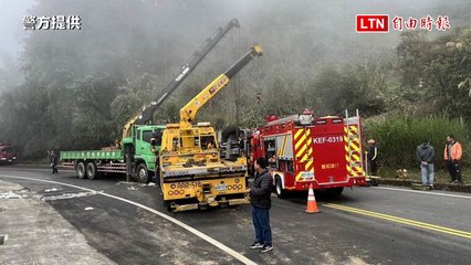 阿里山公路水泥車翻覆事故，駕駛被困警消緊急救援🚒