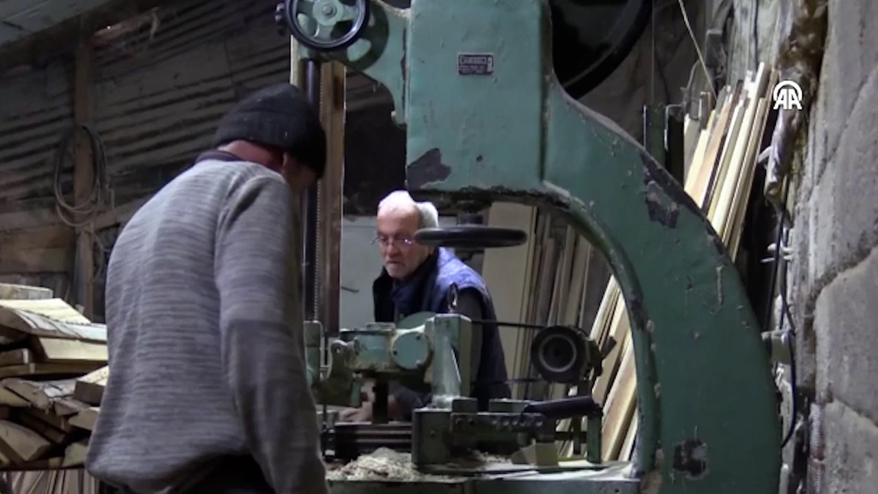 Bursalı Enver usta 60 yıldır tef ve davul yapıyor