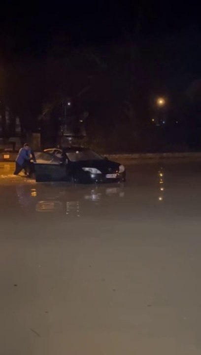 Zada restaurant staff rescue a car from flood