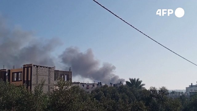 تصاعد أعمدة دخانية فوق مخيم المغازي وسط قطاع غزة