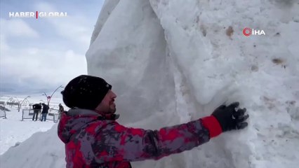 Sarıkamış’ta şehit heykellerinin yapımı için 200 kamyon kar taşındı