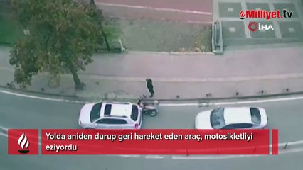 Yolda aniden durup geri hareket eden araç, motosikletliyi eziyordu