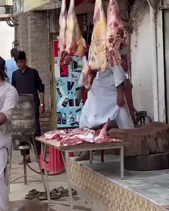 Fake fighting to get people attention then go into their shop #funny #comedy