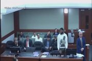 Arriva la condanna, imputato salta e aggredisce giudice - Video