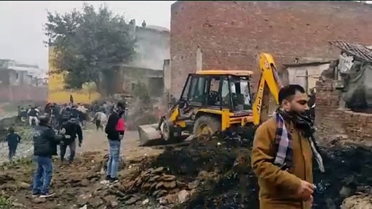 धार्मिक स्थल पर दीवार निर्माण को लेकर खूनी संघर्ष, 37 सेकंड का वीडियो वायरल