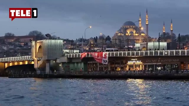 Galata Köprüsü’ne hilafet pankartı: Filistin halkının arkasına saklanmayın