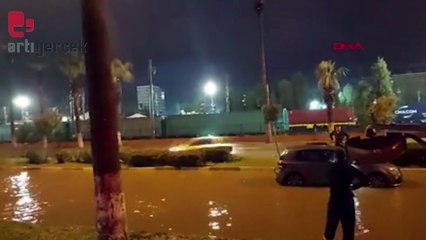 İskenderun'da sağanak... Yollar su altında kaldı
