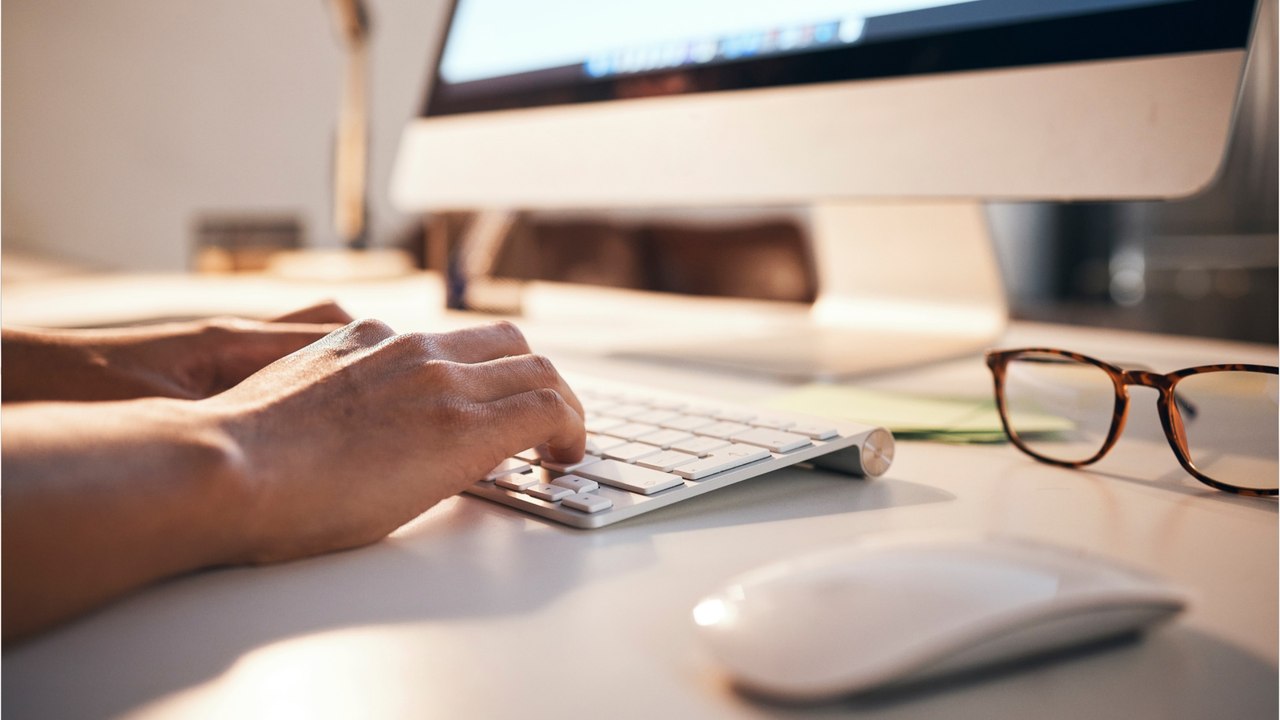 'tbd', 'FYI' und Co.: Diese Abkürzungen aus dem Arbeitsalltag sollten Sie kennen