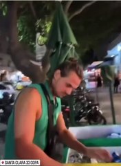 Rômulo Arantes Neto procura ex-galã de 'Malhação' para comprar cerveja após saída do trabalho