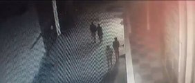VIDEO: शहर के मुख्य मार्ग पर दुकान का शटर तोड़ नकदी चुराई