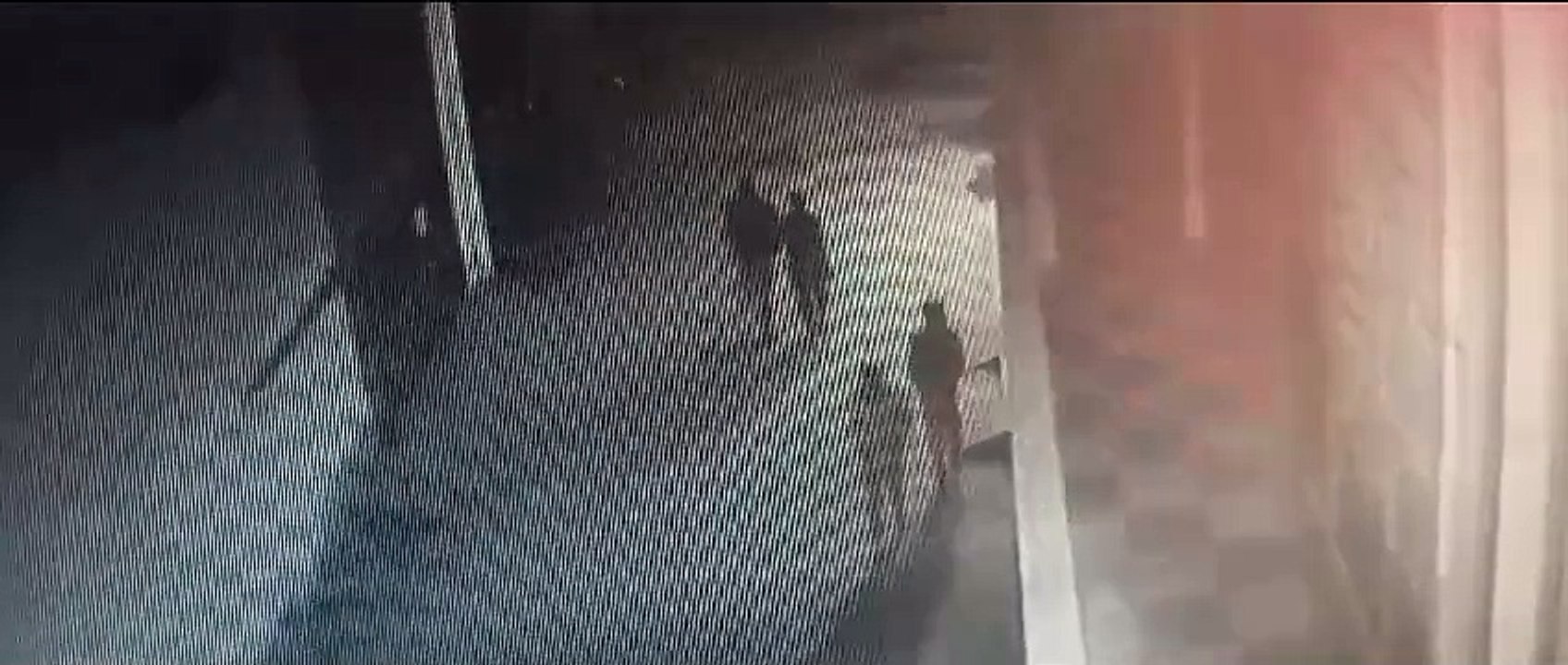 VIDEO: शहर के मुख्य मार्ग पर दुकान का शटर तोड़ नकदी चुराई