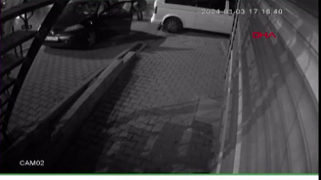 Esenyurt'ta kahvehaneden çıkan bir kişi silahlı saldırıya uğradı