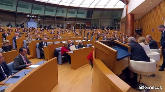 Meloni interrompe la conferenza stampa: Devo andare in bagno