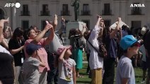 Funambolo francese attraversa viale di Santiago del Cile a 50 metri d'altezza