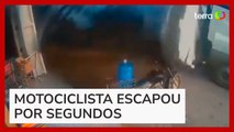 Homem escapa de ser esmagado ao deixar moto segundos antes de carreta tombar em Pernambuco