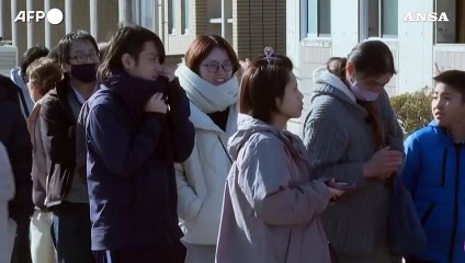 Giappone, le persone in fila al centro di soccorso