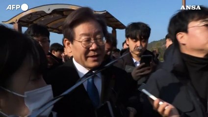 Corea del Sud, accoltellato il leader dell'opposizione Lee Jae-myung