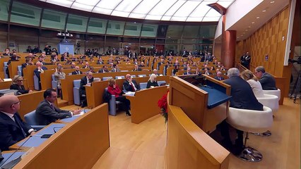 Meloni e la pausa toilette, la premier interrompe la conferenza stampa per andare al bagno