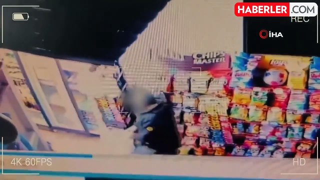 Kredi kartı düşüren şahsın kartıyla alışveriş yapan zanlılar kamerada yakalandı