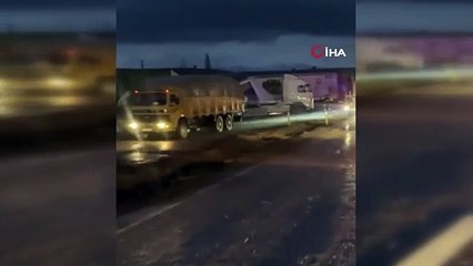 Makasladı karşı şeride geçti: 3 tır birbirine girdi