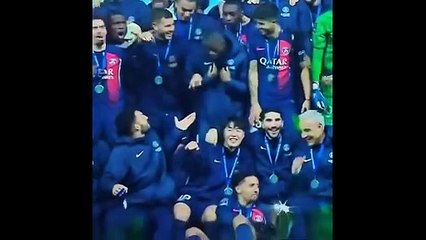 Tải video: Ousmane Dembélé troll Lee Kang-In après PSG-Toulouse, sa blague amuse