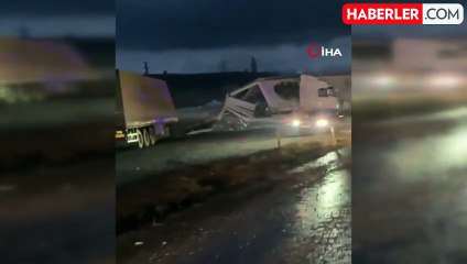 Kayseri'de makaslayan tır karşı şeride geçti: 3 yaralı