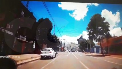 Câmera flagra Renegade furando semáforo em acidente com Ford Ka