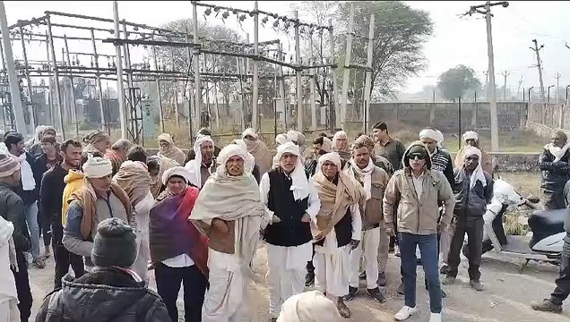 Farmers demonstrated by gheraoing Kerwa Jat GSS