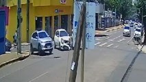 Câmera flagra batida entre carros no Centro de Cascavel