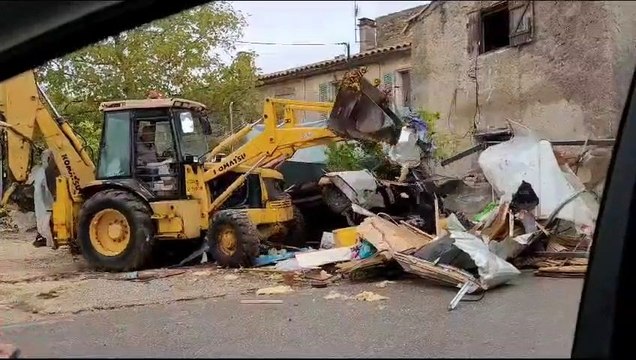 A bout de nerfs, il tente de déloger un squatteur à coups de tractopelle à Six-Fours