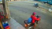 Impressionante! Motociclista escapa por segundos de ser esmagado por carreta; veja vídeo