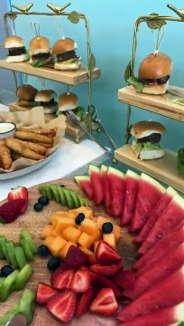 Organizó una gran fiesta de cumpleaños para su hija pero solo fueron dos invitados