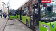 Derince'de belediye otobüsüne arkadan çarpan özel halk otobüsü kazaya yol açtı