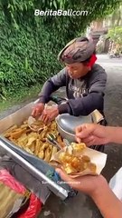 Bapak penjual lumpia di Gianyar yang selalu totalitas saat berjualan