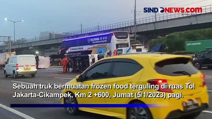 Diduga Sopir Hilang Kendali, Truk Box Pendingin Terguling di Tengah Ruas Tol Japek