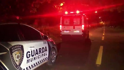 Mulher em surto com uma faca é contida por populares