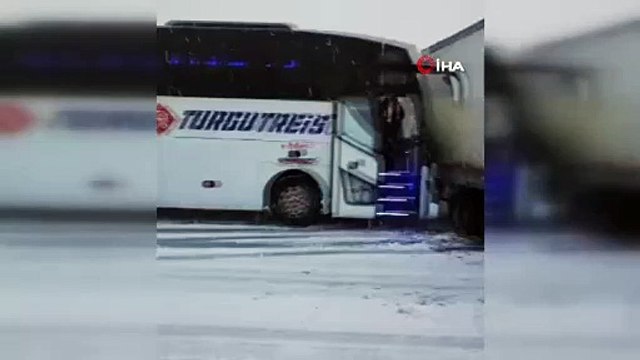 Yolcu otobüsü önündeki araçlara böyle çarptı: Ölü ve yaralılar var