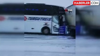 Kars'ta kontrolden çıkan otobüs önündeki araçlara çarptı! Ölü ve yaralılar var